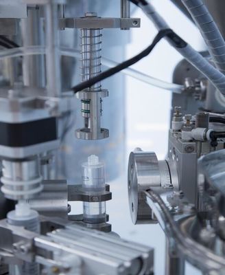 고속 무성 주사기 충전 장비