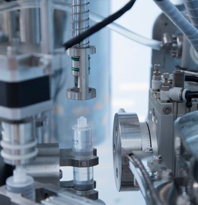 스테인리스 스틸 프레임으로 설계되어 제약 포장에서 정확성을 제공하는 반자동 사전 충전 주사기 충전기